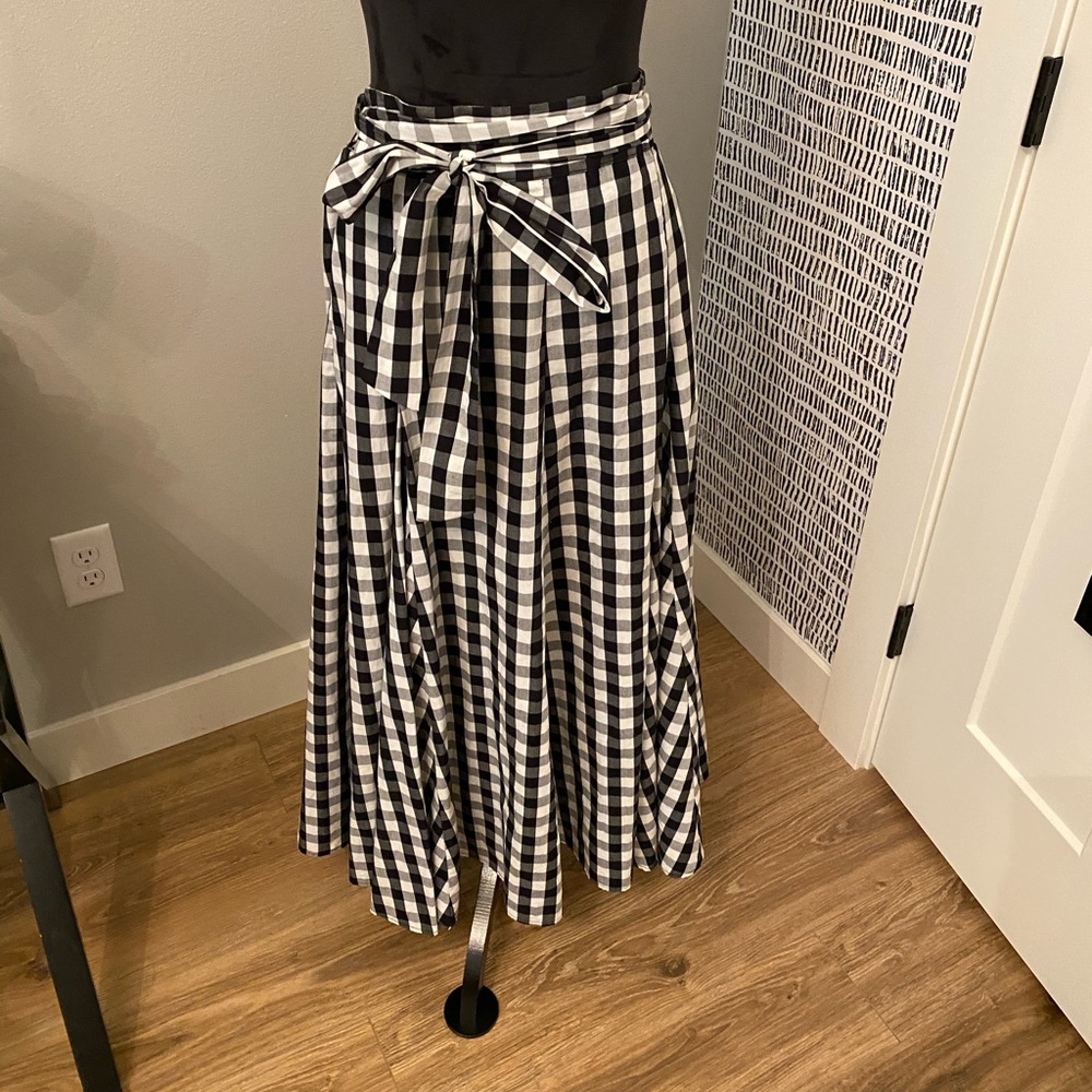 Adorable high wasted checkered skirt.